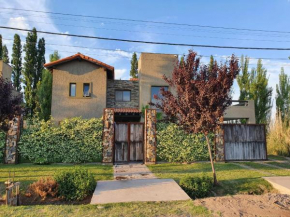 Hermosa casa con pileta en zona de viñedos